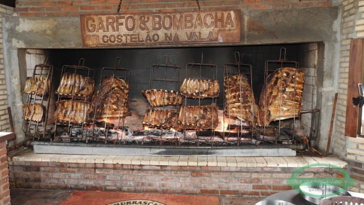 Costelão assado na vala, típico da Noite Gaúcha